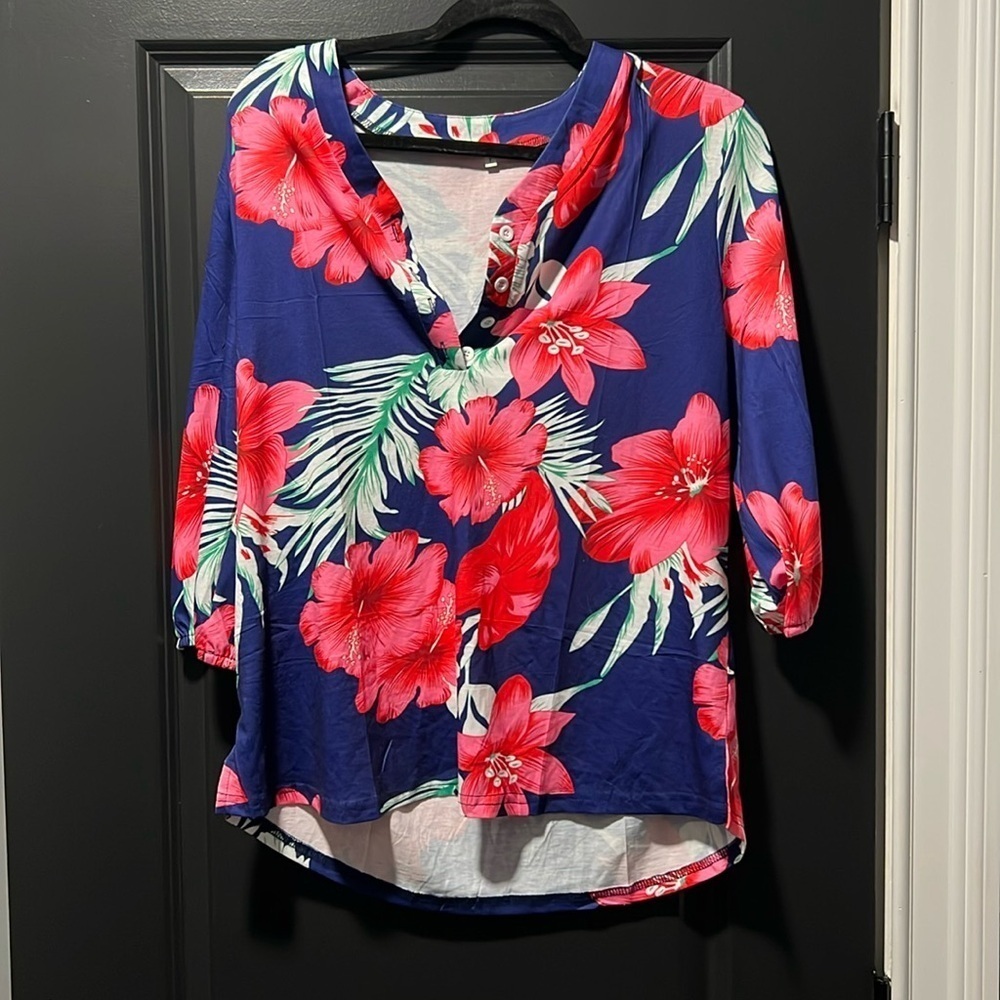 NWOT 3/4 Sleeve V Neck Hawaiian Floral Shirt Size Large